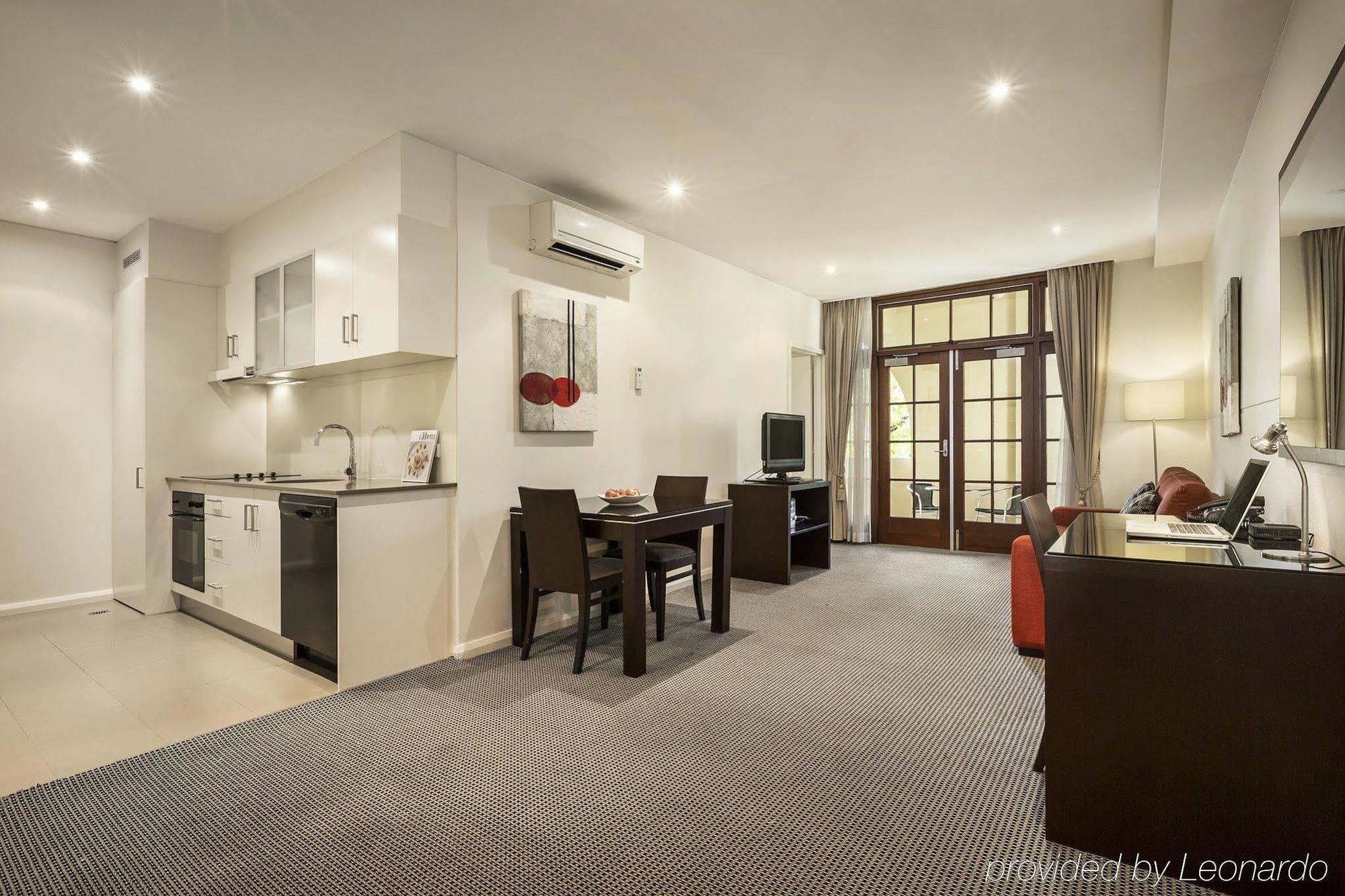 Quest Canberra Luaran gambar